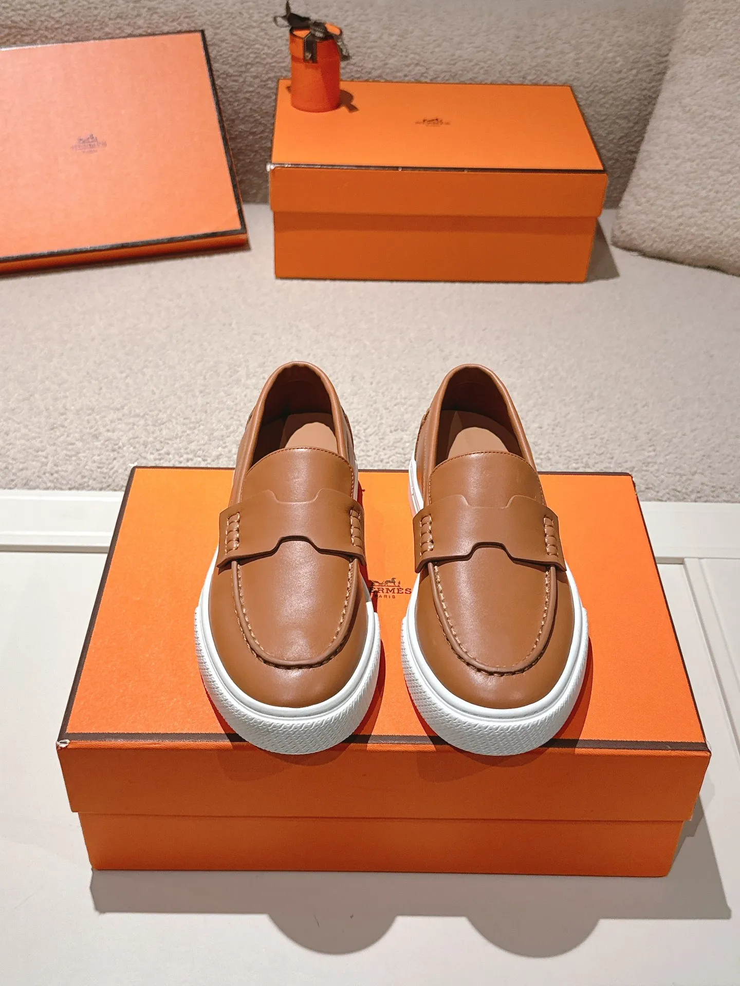 Men's men's shoes P620! Hermes# Thick Sole Couple Loafers These lace-up free sneakers in calfskin and washed denim feature signature "H" details. The design is simple and smooth, creating a fashionable urban look. It is comfortable and versatile. H family classics are not outdated, and the delivery counter is beautifully packaged🛍📦 Fabric: Original customized washed denim/first-layer cowhide Lining: Imported soft sheepskin Sole: Original open-molded anti-slip TPU material Size: 35-45
